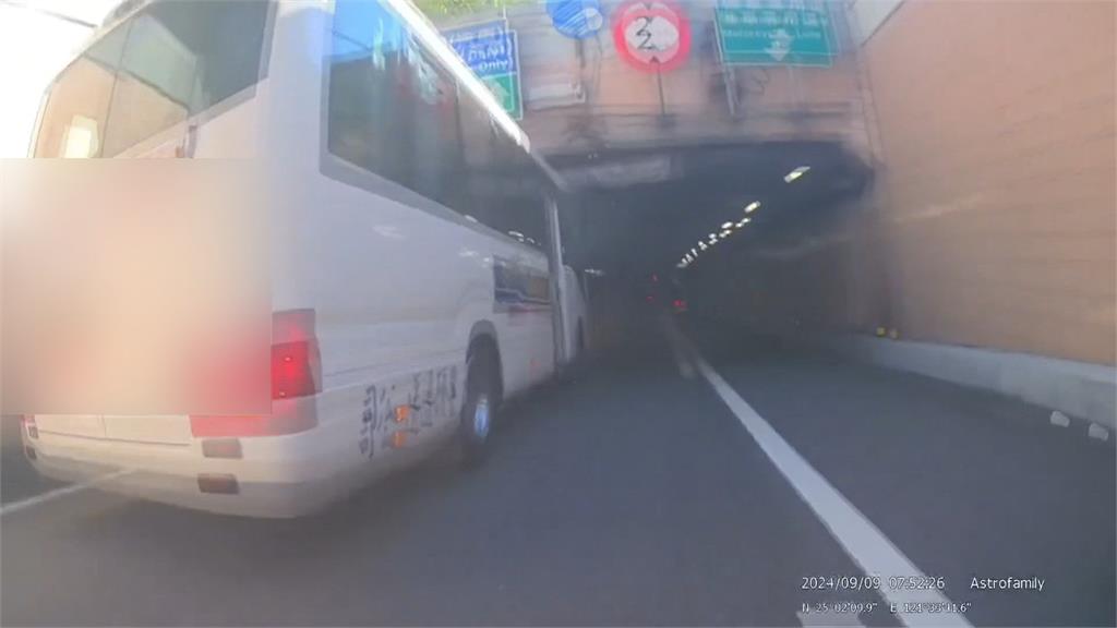 開進地下道沒注意「限高2公尺」　小巴士車頂撞鋼梁！3人輕傷