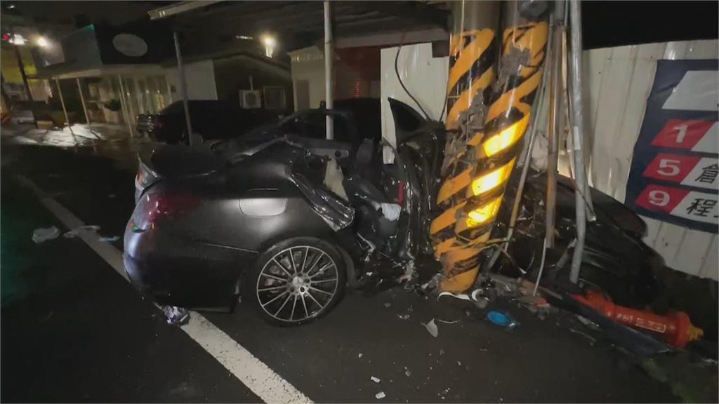 快新聞／台南賓士車大雨自撞車頭全毀　釀3重傷「夫妻雙亡」
