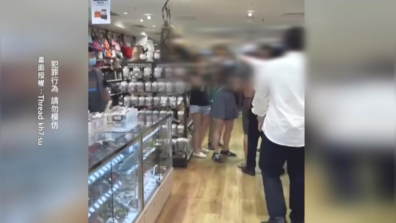 抓攝狼！姊妹逛賣場遭偷拍　店員將嫌犯「抱緊處理」扭送法辦
