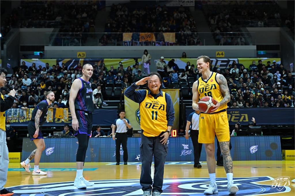 王世堅魅力開球 中信特攻力拚2026年首戰勝利