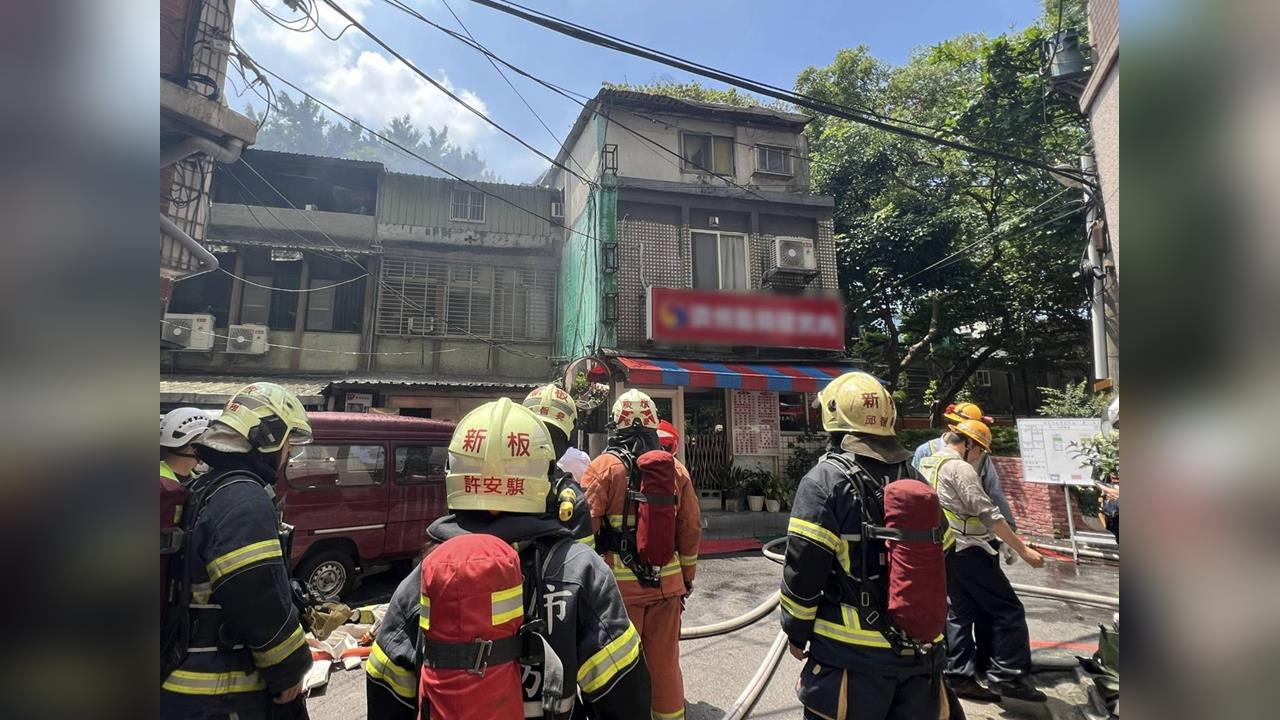 快新聞／新北板橋韓式烤肉店失火了！頂樓突冒煙　消防急趕赴現場