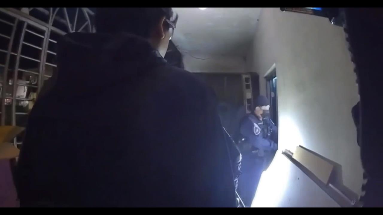 大膽狂徒！神明眼皮底下開賭場　警破門攻堅逮19人　查獲逾13萬現金