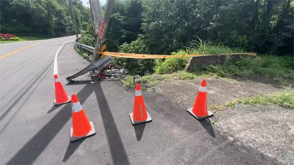 小客車下坡撞斷電桿　衝入十米深谷「火燒車」　駕駛無恙