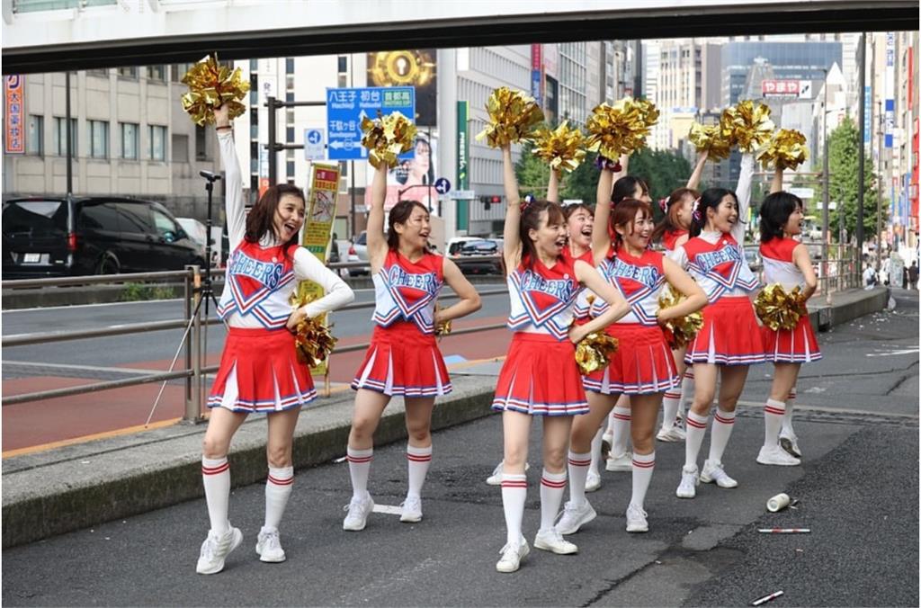 東京啦啦隊員賣力演出　早晨尖峰時刻為上班族加油打氣