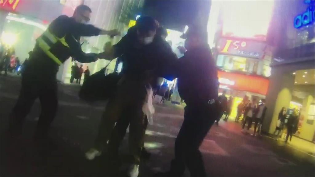 捷運不戴口罩還推警！男大鬧西門町與警爆拉扯