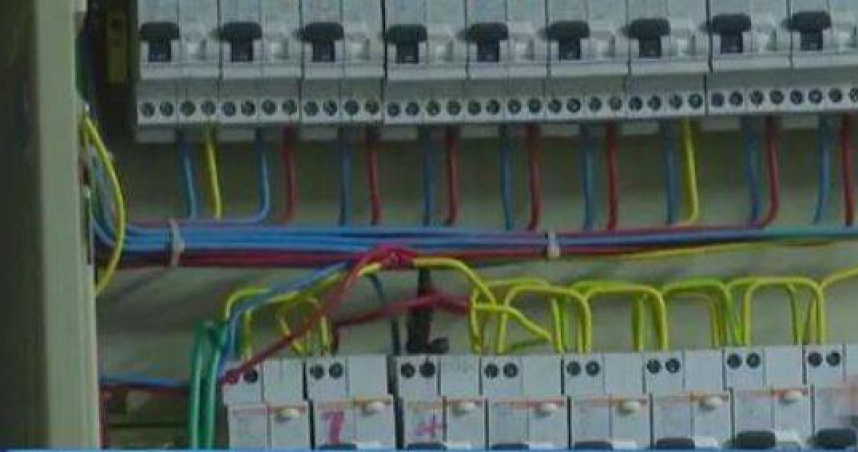 電費暴增查出驚人內幕！7戶鄰居竟偷接電表　她傻傻幫繳17年電費
