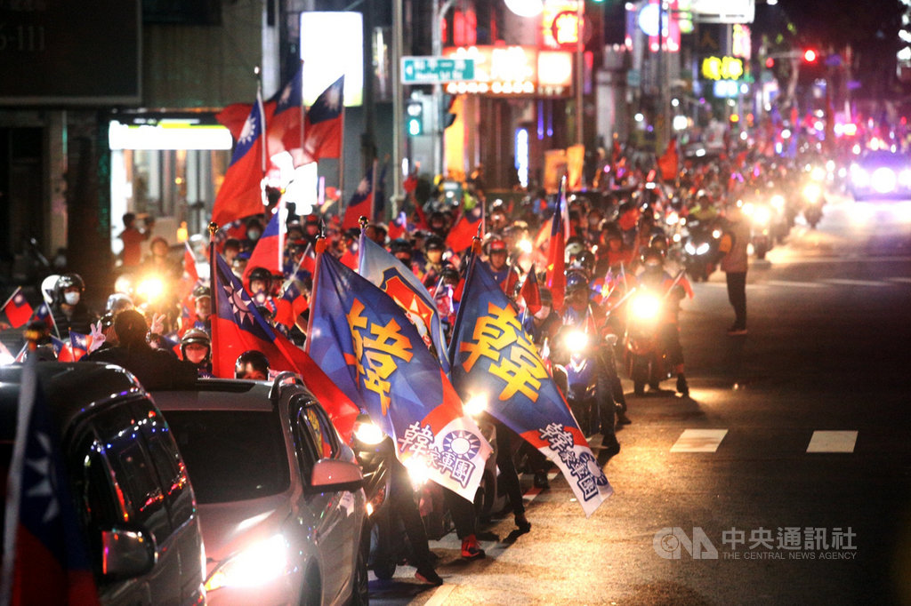 夜線／挺韓「貪食蛇」出征高雄街頭引民怨！葉匡時、李四川竟也在車隊裡
