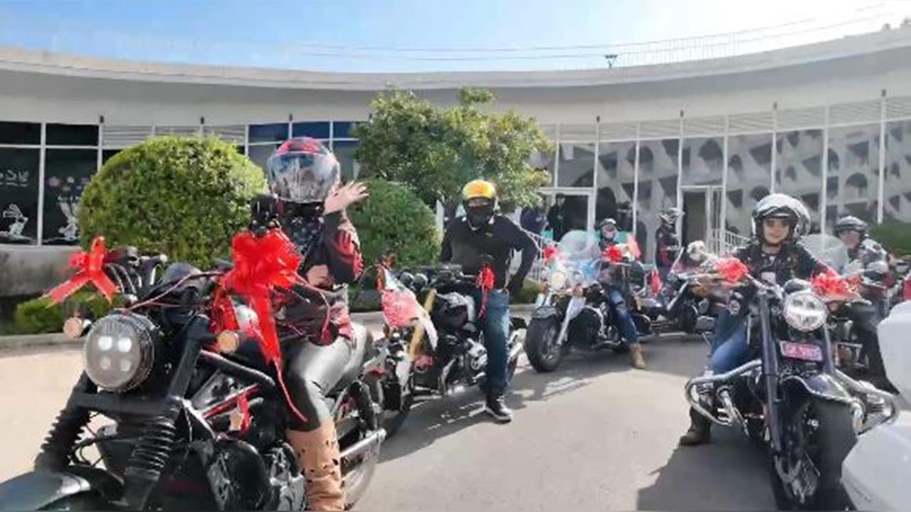 淡水校園辦婚禮! 新人超帥重機迎娶玩創意