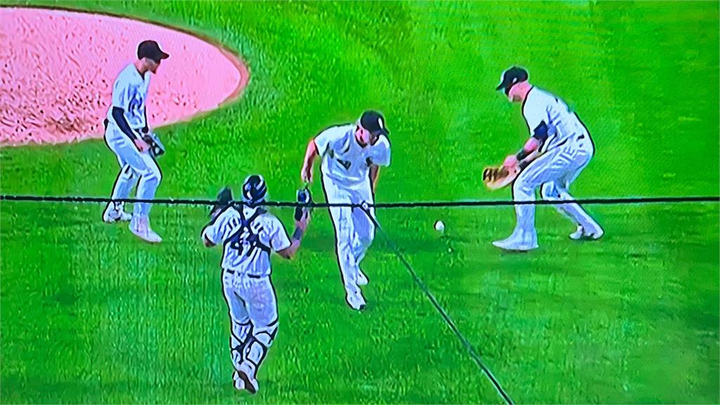 MLB(影)/內野沖天炮白襪4個人都接不到 全靠天使「煮粥」險破史上最多敗