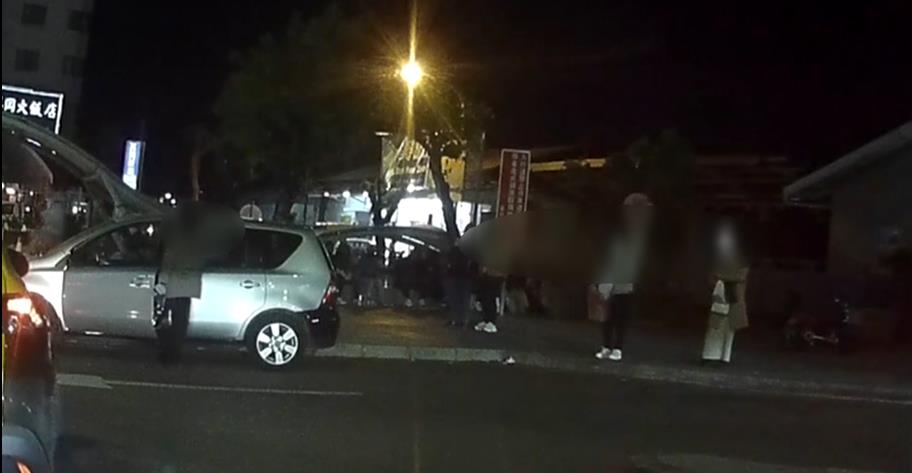 斗六火車站直擊違規！　　白牌車「削價競爭」人行道攔截客人