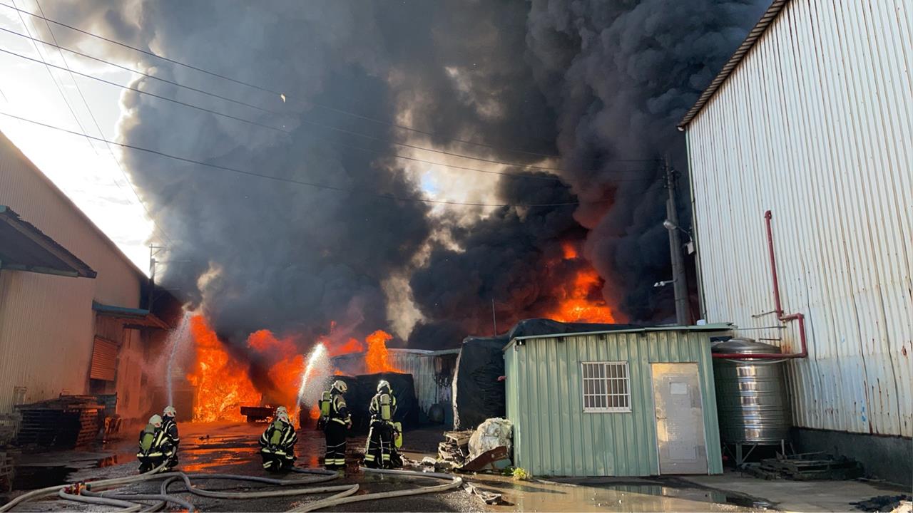 快新聞/黑煙直竄!桃園蘆竹鐵皮工廠惡火 環保局示警:請緊閉門窗