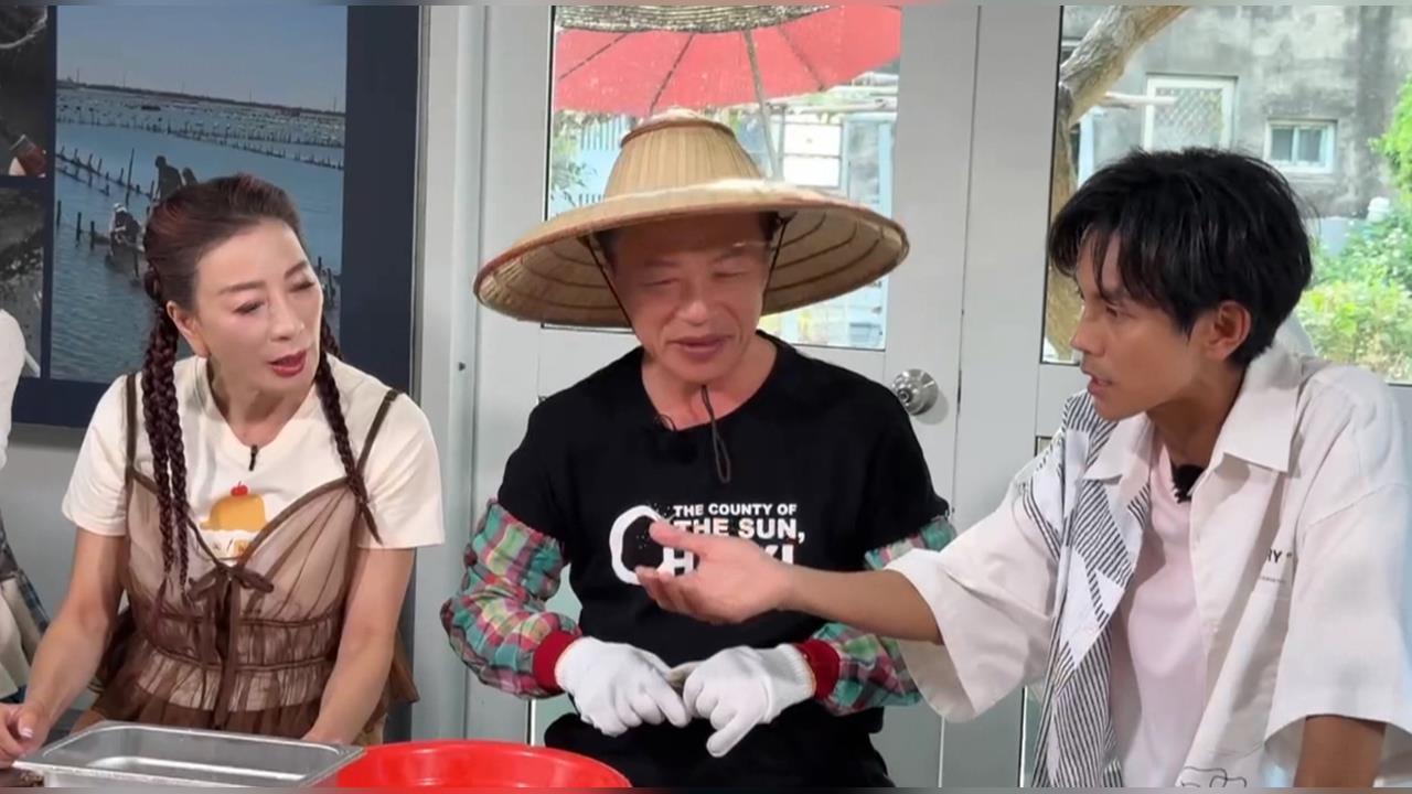中秋烤肉吃鮮蚵！翁章梁登綜藝節目化身「青蚵仔哥」