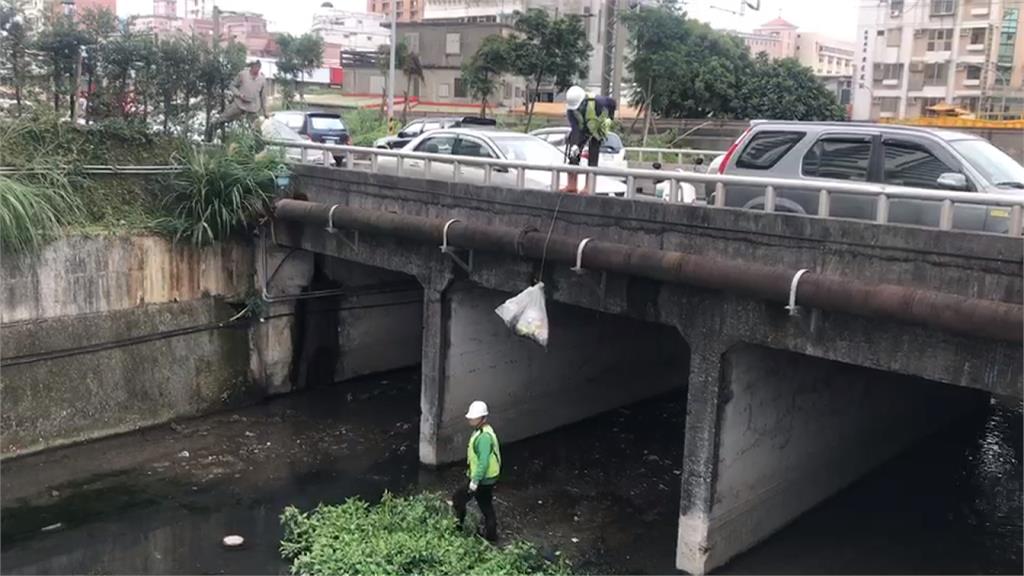 公德心呢？男偷倒家庭垃圾進十六份圳