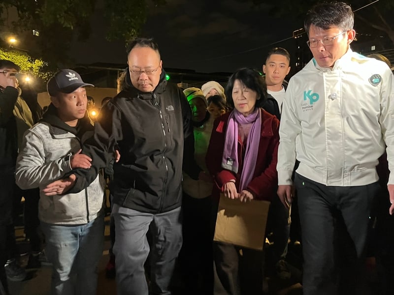 鋼鐵小草齊聚北所圍爐　陳佩琪曝柯文哲光頭髮型「寵物美容師」剪的