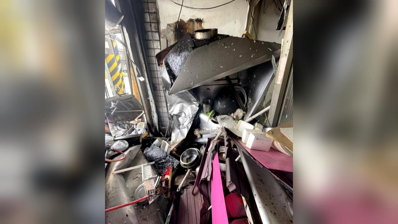 驚險!小貨車遭推撞衝進麵攤 麵攤起火冒煙 2婦嚇壞急奔逃