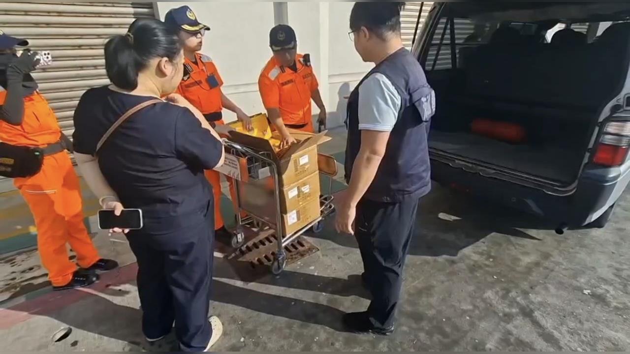 超愛喝⋯裝滿整推車！她扛15公升中國刺梨汁搭船抵基隆　海巡邊境攔查