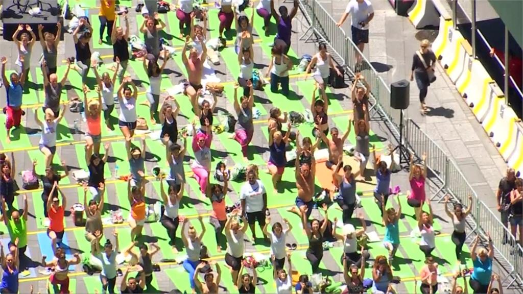 世界瑜珈日 3萬人躺時報廣場做瑜珈