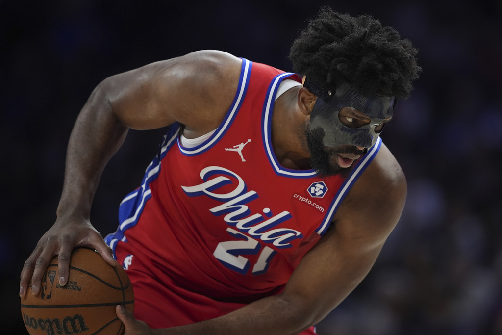 NBA(影)／Embiid化身鐵面人傷癒復出　轟34分幫助七六人橫掃黃蜂