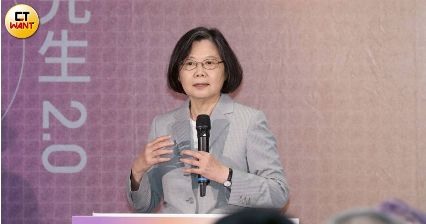 揮鏟救災化作披風　蔡英文感謝志工以行動展現團結精神