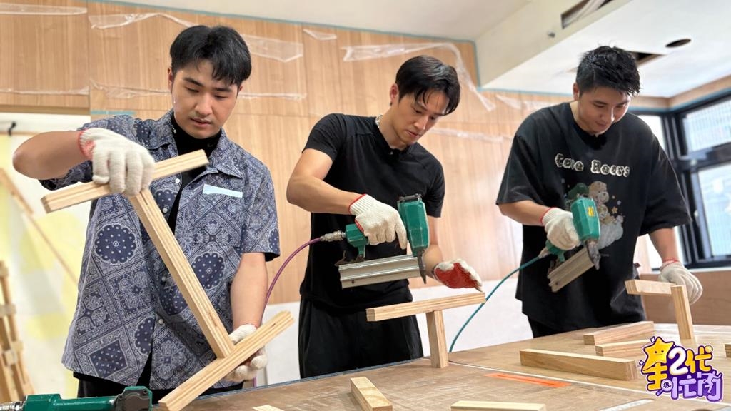 胡釋安變裝修工人！見徐新洋「釘槍射臉」嚇傻 意外傷勢曝光