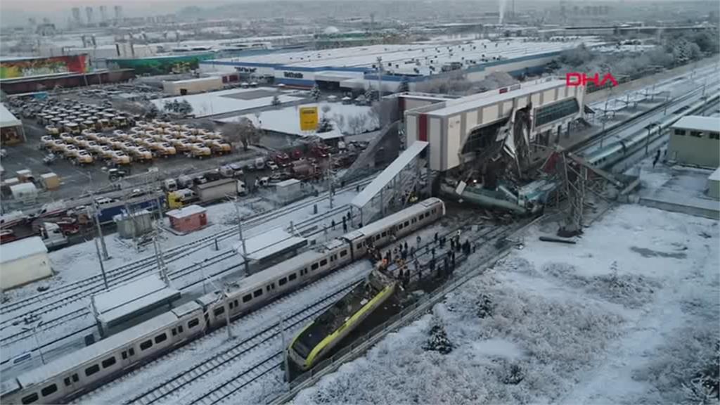 土耳其高速列車撞橋墩翻覆  釀9死47傷