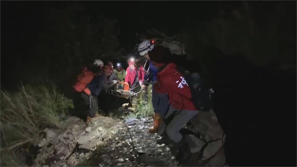 沒踩穩！女登山客摔落20公尺邊坡　救難人員上山救整夜