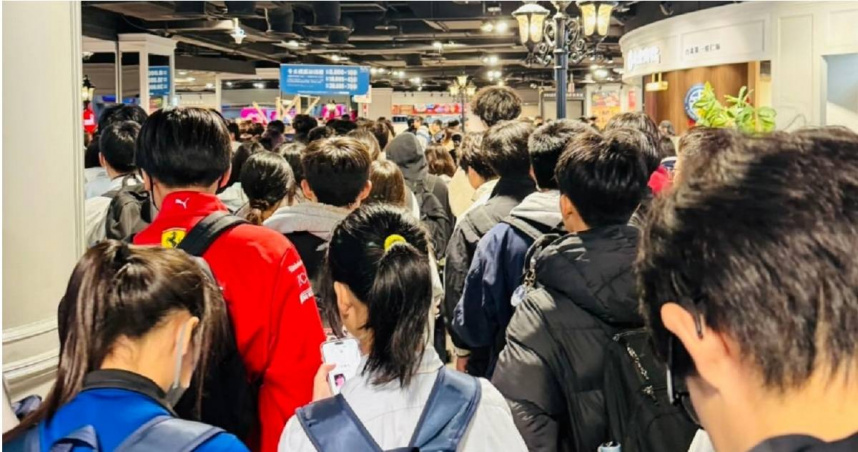 寒假開始！新竹巨城被學生擠爆　小編發「安親班公告」：閉店前請領回