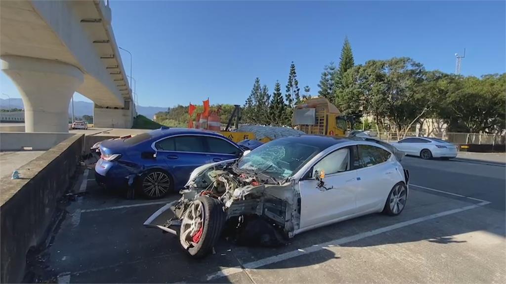 特斯拉國道「自駕」撞工程車　轎車再追撞釀1死