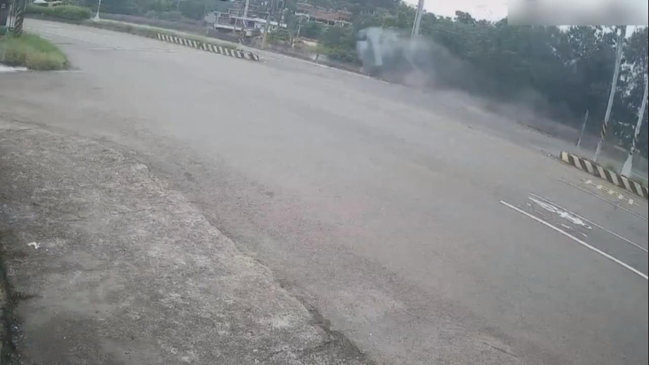 悚！苗栗休旅車撞斷４桿卡護欄　７７歲婦人身亡
