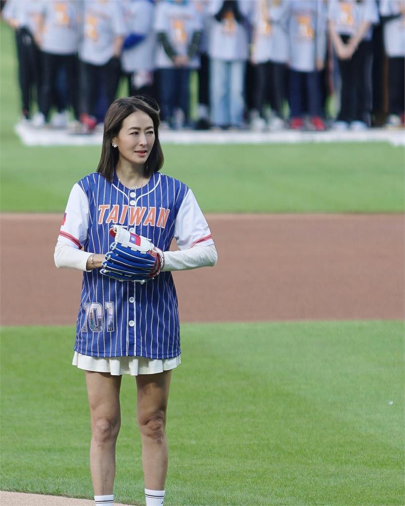 賈永婕站上MLB「大都會AI台灣日」開球　熱血秀「TAIWAN」、國旗