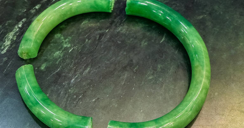 女主播街頭跌倒「玉鐲裂成3截」 命理師警告:勿直接丟垃圾桶