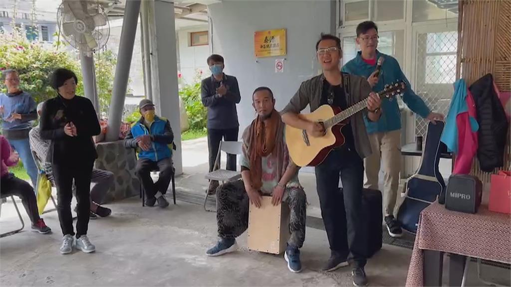 讓卑南部落長輩開心唱歌！　中華佛寺協會募資、捐贈吉他和木箱鼓