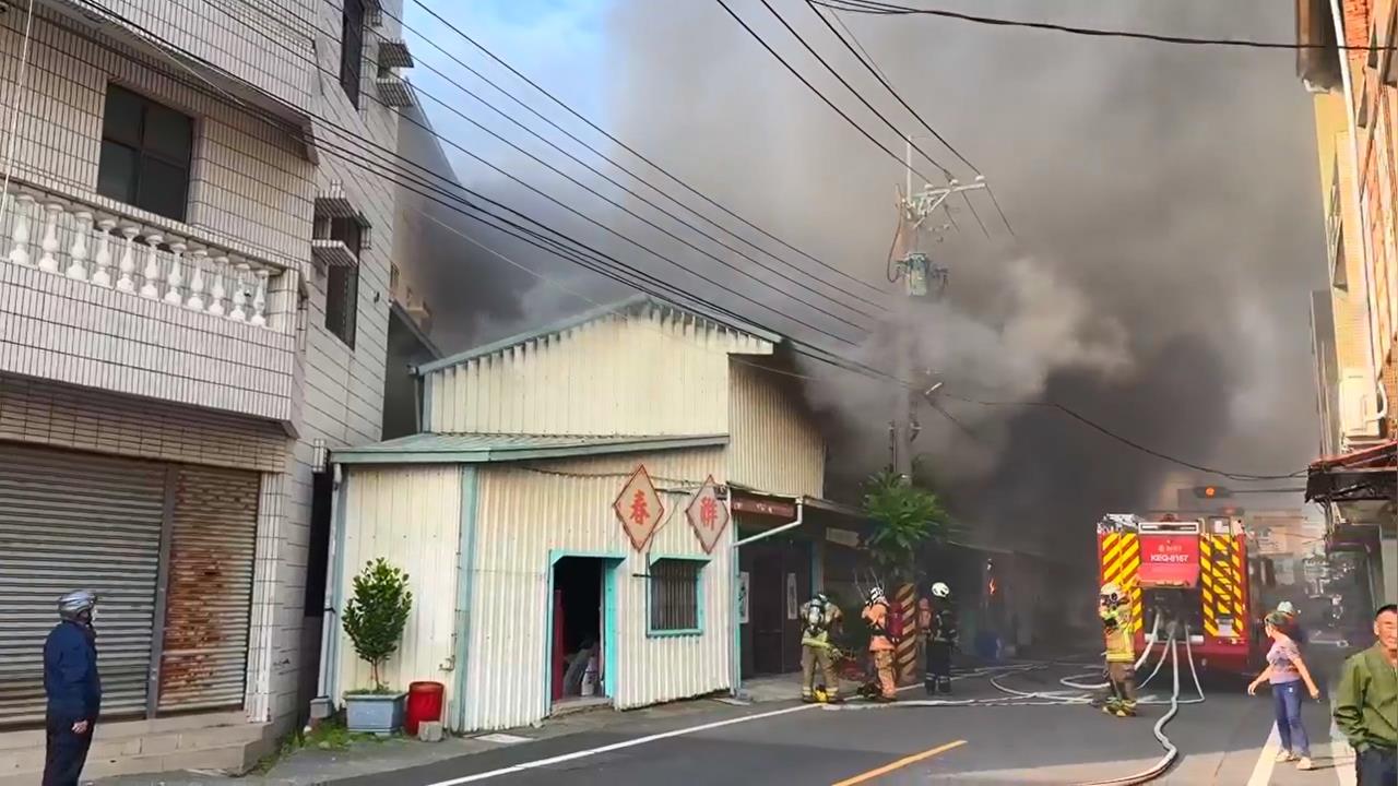 最新／台南鐵皮倉庫失火延燒2建物　濃煙密布畫面曝