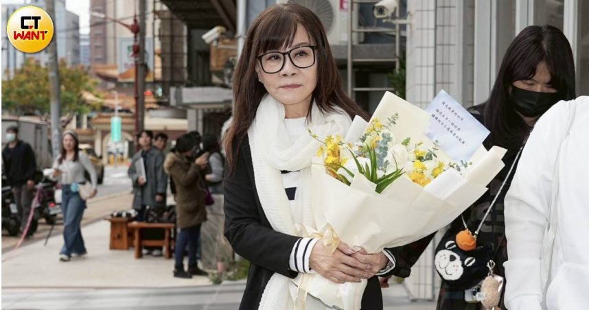 龍千玉低調現身曹西平靈堂　捧花悼念26字慟別摯友