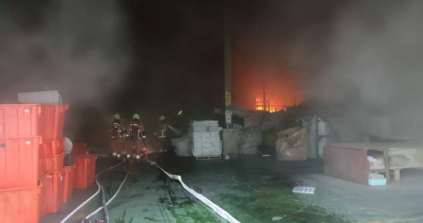 新竹香山貴金屬回收上櫃公司廠房起火　升級三級火警跨縣消防支援灌救