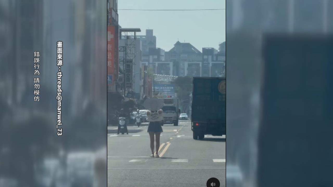在幹嘛？女子路中跪地膜拜　民眾勸阻反被罵！警方要開罰