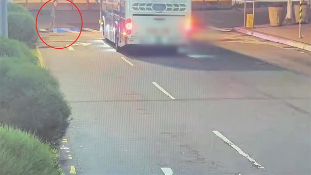 未禮讓行人？視線死角？　國光客運右轉撞斑馬線行人