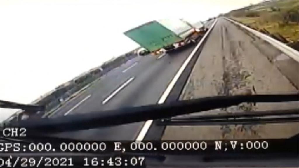 貨櫃車翻國道兩傷 竟是聯結車擦撞釀禍 