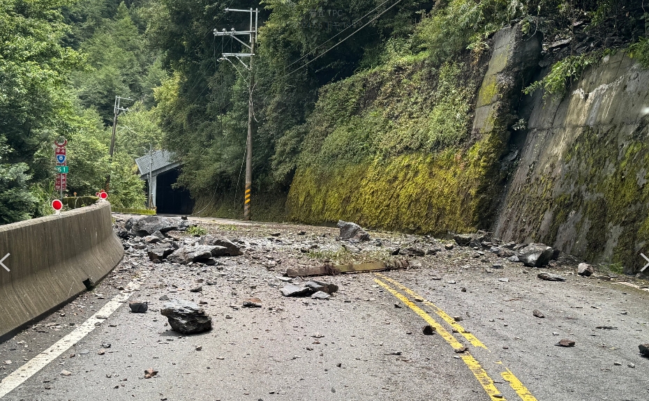 山區雨不斷坍方　台八線落石毀導線害梨山停電