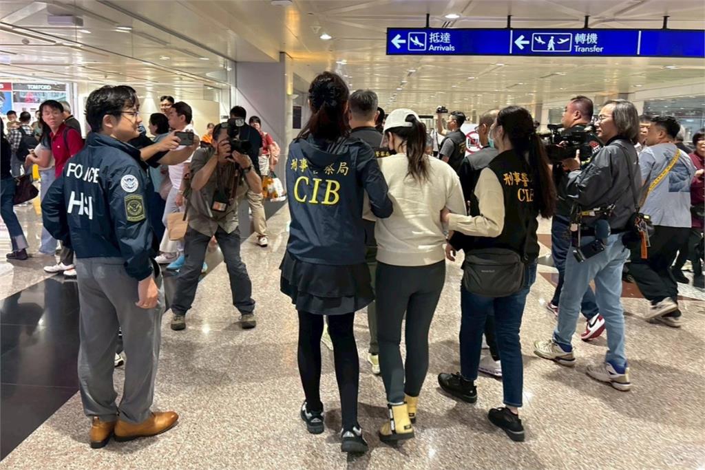 涉毒潛逃！太陽花女王劉喬安遣返台灣　「臃腫一圈」遭押解畫面曝光