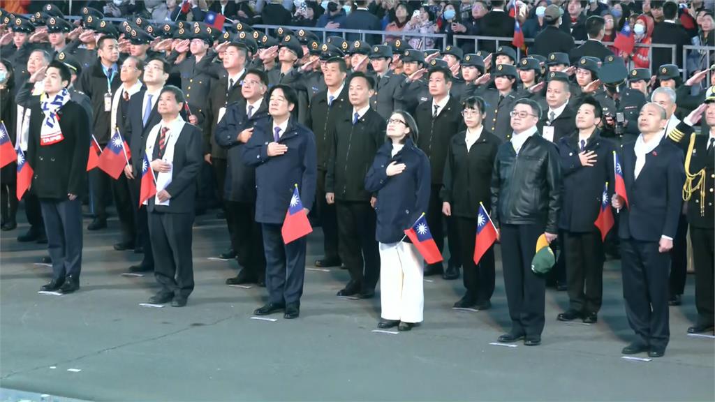 賴清德首以總統身分出席府前升旗　「英倫風穿搭」成焦點
