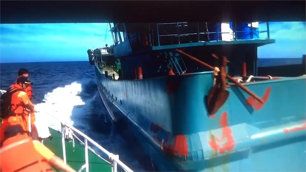 中國運油船衝撞拒捕 海巡隊員怒海中逮7人