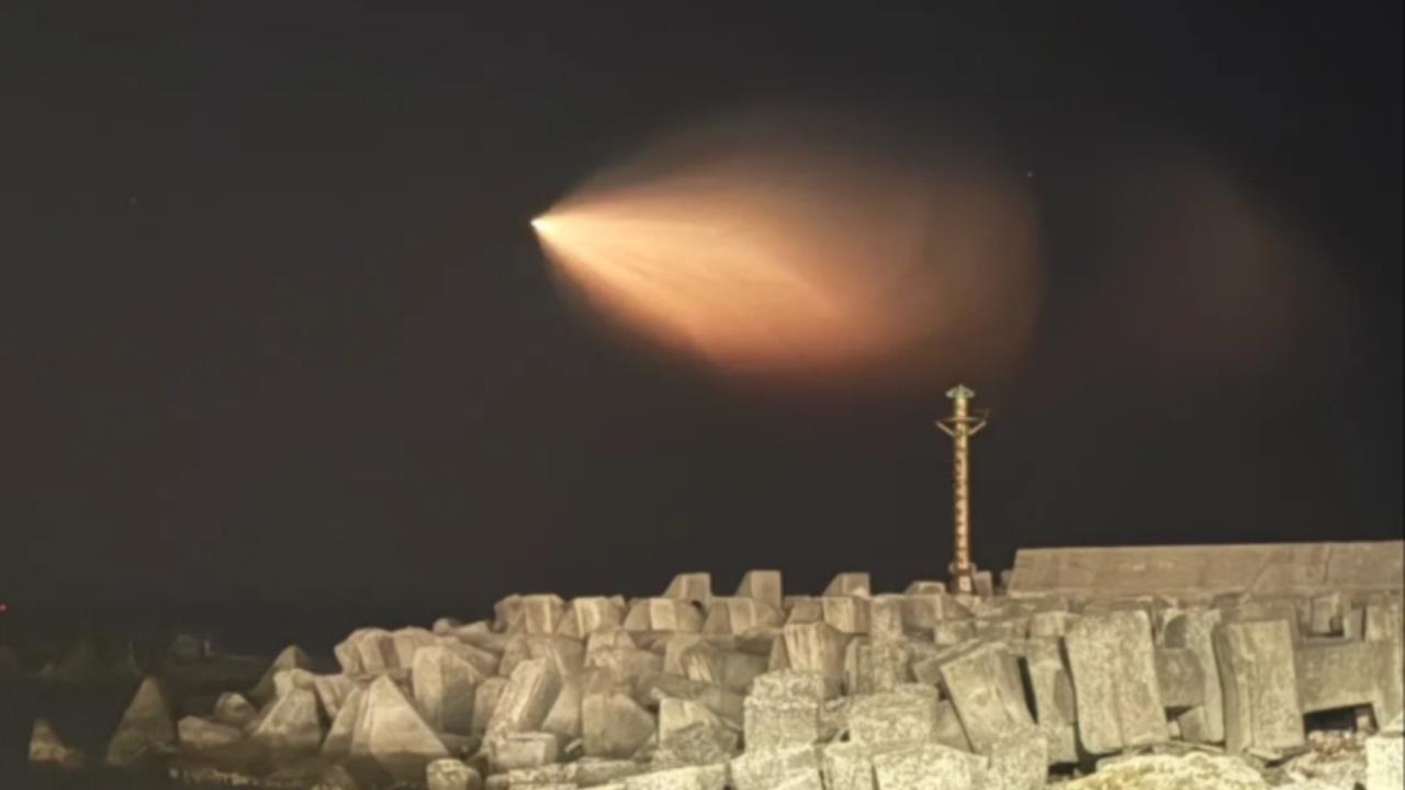 南部夜空驚見「神秘掃把火球」低空掠過!中共竟同時「宣布1事」嗨喊:任務成功