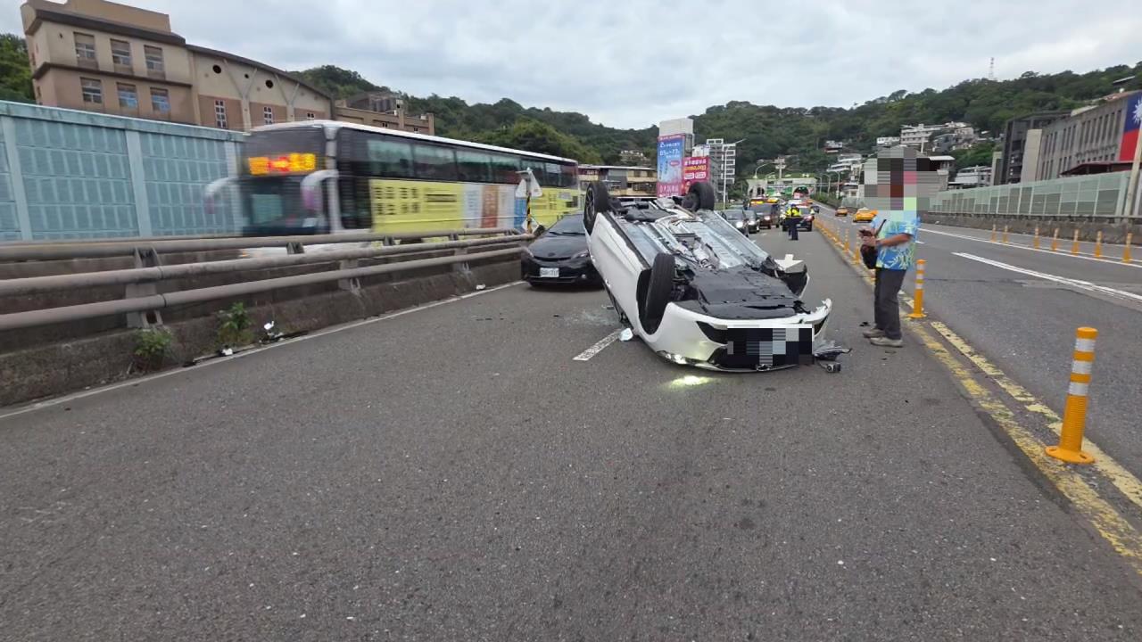 國道一號往基隆路段自撞分隔島翻覆 回堵1公里 車流塞爆