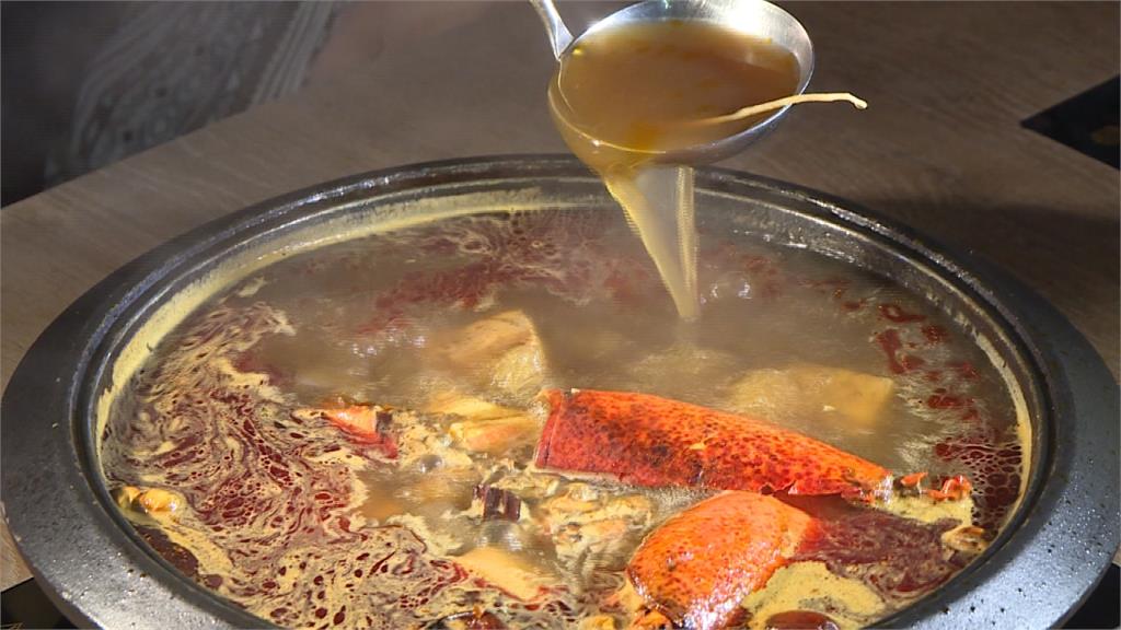 麻辣龍蝦石頭鍋 龍蝦紅油、蝦湯突顯海味