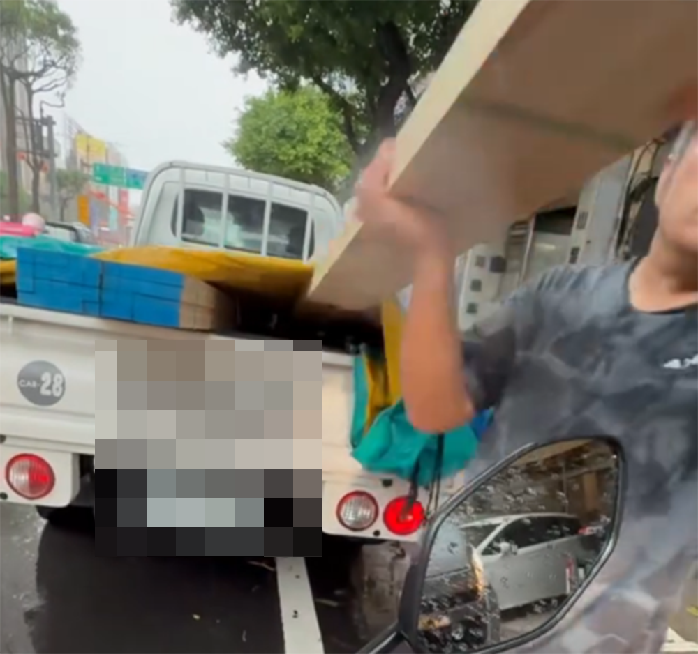 扯!小貨車違停機車待轉格 騎士被嫌擋路還險遭木板擊中