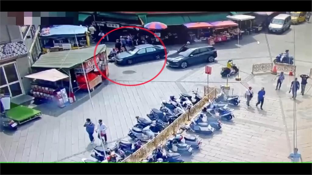轎車突衝進鹿港「玉珍齋」店內！　玻璃碎滿地、共兩人輕傷送醫