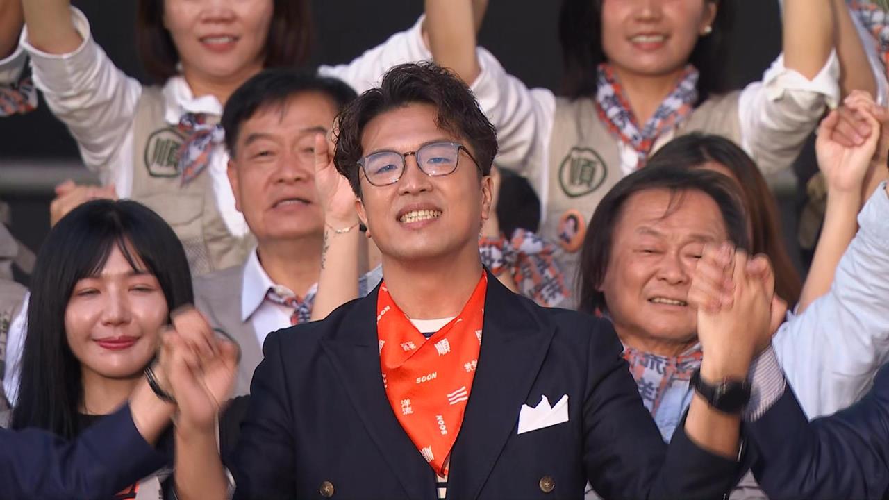 湧12萬人！賴蔡同台挺沈伯洋　爆炸頭大改造變「型男」成亮點