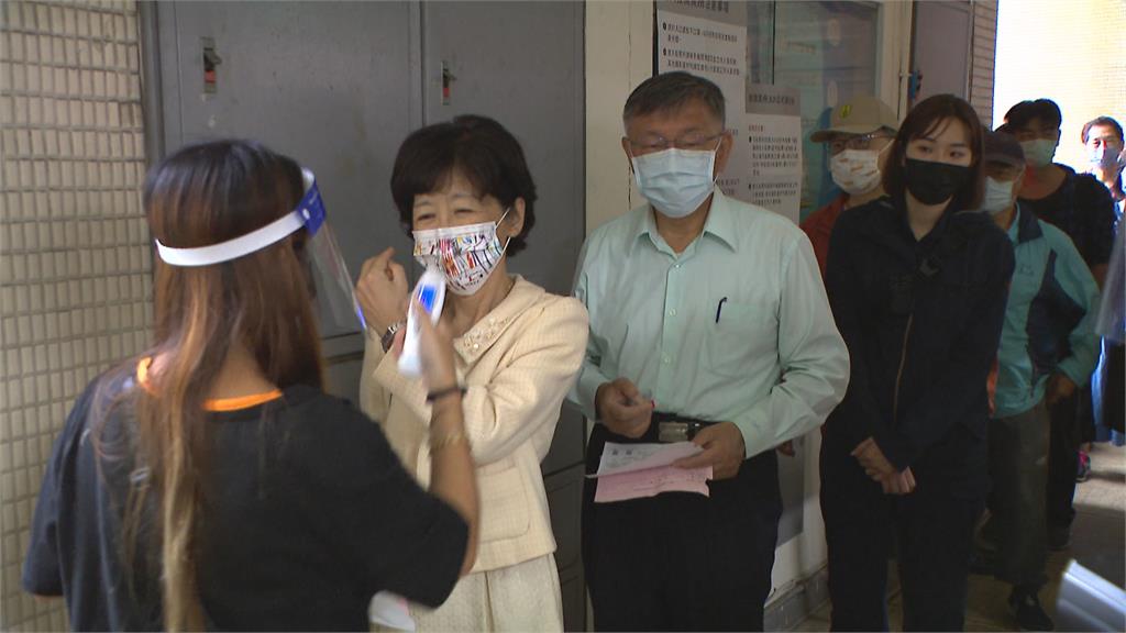 柯文哲偕妻赴金甌女中投票　面對結果將揭曉「平常心」