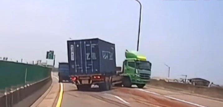 驚險！大量酒糟沿路灑　害2車失控打滑